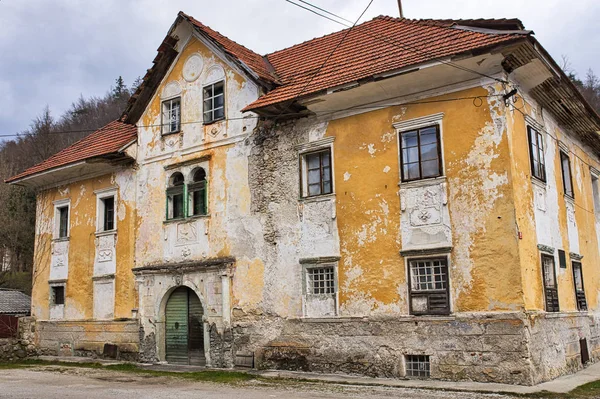 Zvětralý Dům Vesnice Kamna Gorica Slovinsku — Stock fotografie