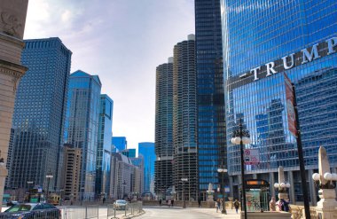 Chicago, Illinois, ABD - Mart 2018: Gökdelenleri ve Trump binasıyla Chicago cityscape