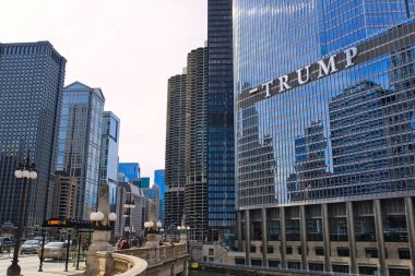 Chicago, Illinois, ABD - Mart 2018: Gökdelenleri ve Trump binasıyla Chicago cityscape