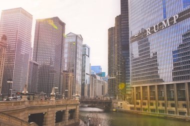 Chicago, Illinois, ABD - Mart 2018: Gökdelenleri ve Trump binasıyla Chicago cityscape