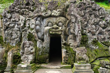 Goa Gajah tapınağıgirişi. Goa Gajah, veya Fil Mağarası, Endonezya'da Ubud yakınlarındaki Bali adasında yer almaktadır. 9. yüzyılda inşa edilmiş, bir sığınak olarak hizmet