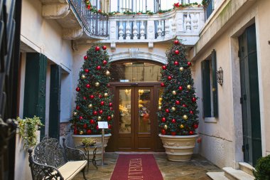 Venedik, İtalya - Ocak 2019: Venezia Hotel'in girişine çıkan kırmızı halı. 