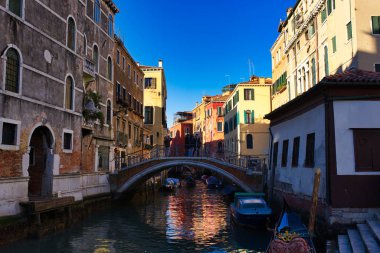 Venedik, İtalya - Ocak 2019: Venedik'te güneşli kış günü, kanaldan çekildi