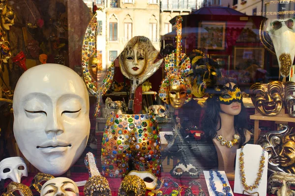 Wenecja Włochy Styczeń 2019 Wyświetlaczu Sklepu Dużą Ilością Tradycyjnych Masek — Zdjęcie stockowe