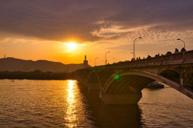 Gün batımında Changsha'daki Hunan Xiangjiang köprüsü. Changsha, Çin