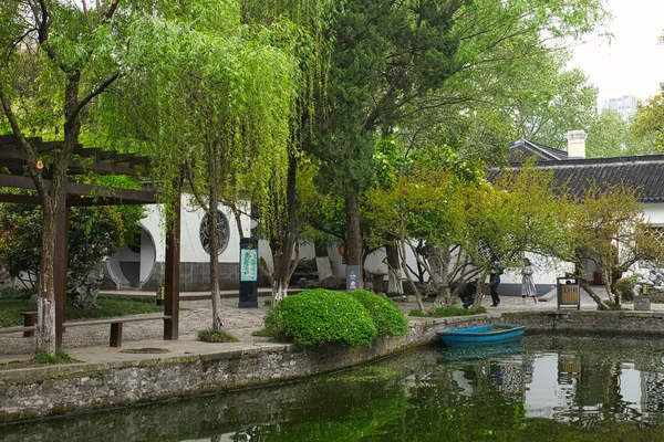 Nanjing Cina Aprile 2019 Tranquillo Giardino Con Laghetto Del Palazzo — Foto Stock