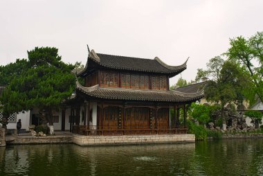 Nanjing, Çin - Nisan 2019: Nanjing Cumhurbaşkanlığı sarayının gölet ile sakin bahçe