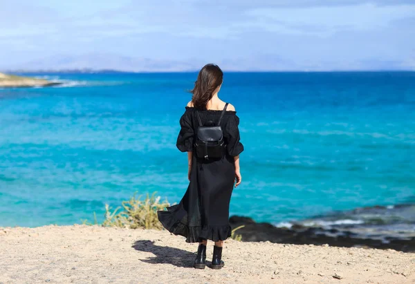 穿着黑色长裙的年轻女子 从加那利群岛的洛基悬崖上欣赏海景 旅游理念 — 图库照片