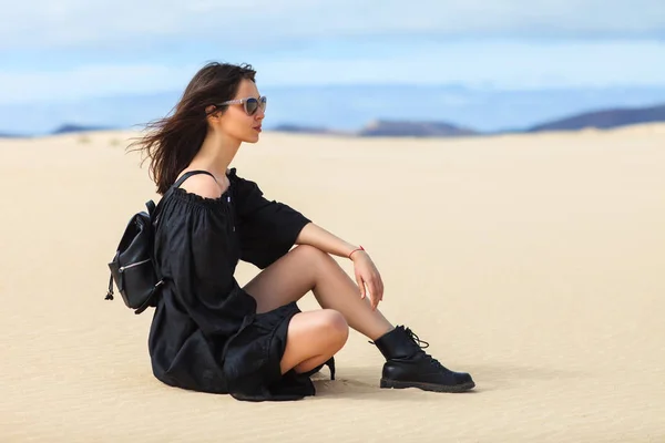 Όμορφη Νεαρή Γυναίκα Μακρύ Μαύρο Φόρεμα Που Παρουσιάζουν Στην Έρημο — Φωτογραφία Αρχείου