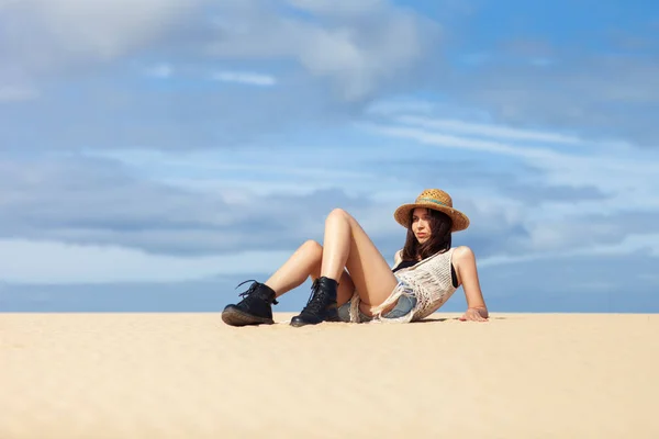美丽的嬉皮女人在沙滩上放松 时尚肖像 度假理念 — 图库照片