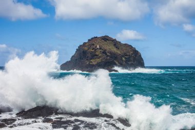 Roque de Garachico, Tenerife, Kanarya Adaları, İspanya güzel deniz manzarası. Deniz doğa arka plan. Yaz tatil kavramı. 