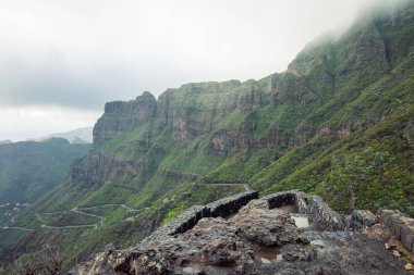 Yılan gibi yol güzel dağlar manzara Tenerife, Kanarya Adası, İspanya arasında. Seyahat kavramı