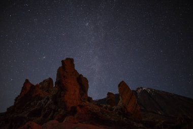Gece gökyüzü ile çok parlak yıldız Roques de Garcia taş yukarıda. Gece Teide Milli Parkı, Tenerife, Kanarya Adaları, İspanya. Cosmos arka plan
