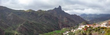 Güzel panoramik Dağları peyzaj ve Tejeda köyü Gran Canaria, İspanya. Doğa arka plan. Seyahat kavramı