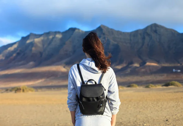 Widok Tyłu Kobiety Podróżnych Korzystających Góry Piękny Krajobraz Wyspy Kanaryjskie — Zdjęcie stockowe