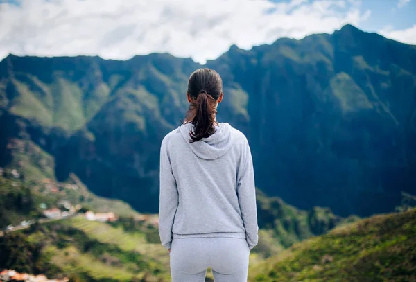 Vista Posterior Mujer Viajera Disfrutando Del Paisaje Montañas Escénicas Islas —  Fotos de Stock