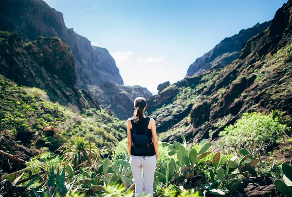 Genç kadın sakin ve doğal dağ manzarası Masca Vadisi, Tenerife, Kanarya Adaları, İspanya tadını çıkarın. Tatil kavramı