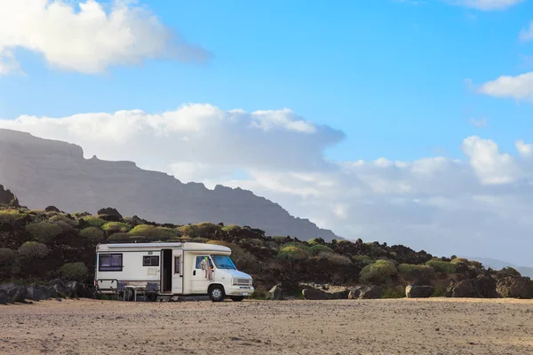 Reboque Caravana Estacionado Uma Praia Com Vista Para Montanhas Ilha — Fotografia de Stock