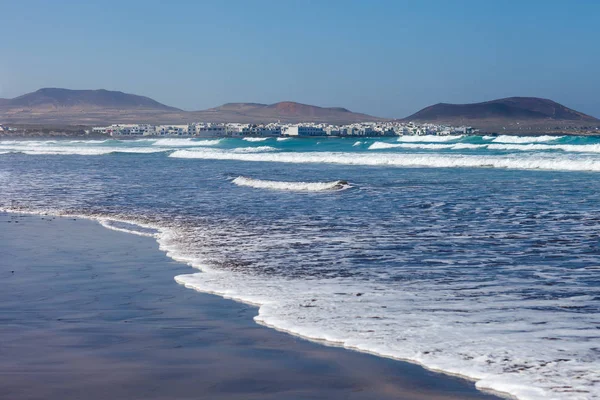 美しい Famara ビーチ 最高はサーフィンのための場所し カイト サーフィン ランサローテ島 カナリア スペイン 海の背景 — ストック写真