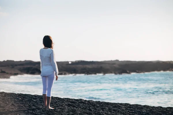 Rückansicht Einer Jungen Einsamen Frau Die Das Meer Schwarzen Sandstrand — Stockfoto