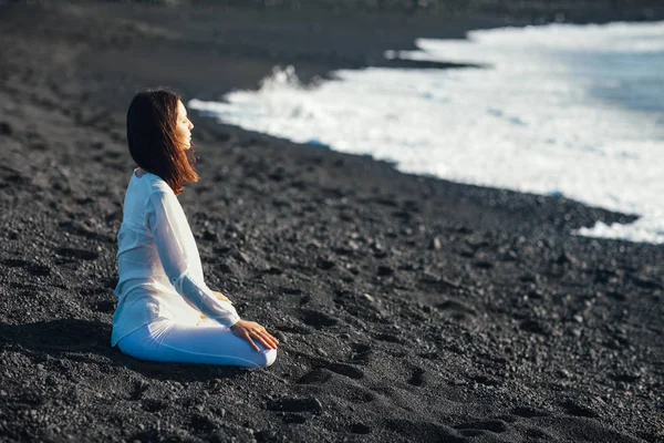 Mujer Joven Meditando Lotus Pose Exclusiva Playa Arena Negra Playa — Foto de Stock