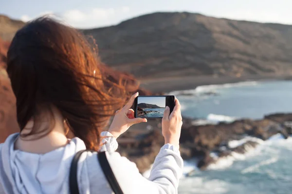 Young Traveler Woman Taking Photo Scenic Ocean Beach Her Phone — Stock Photo, Image