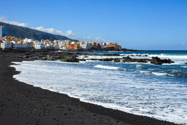 Doğal siyah kumlu plaj Jardin Puerto de la Cruz, Tenerife, Kanarya Adaları, İspanya