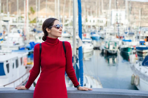 Yaz tatili bir küçük bir balıkçı bağlantı noktası, Puerto de Mogan içinde Gran Canaria, İspanya genç güzel kadının. Yaz tatil kavramı