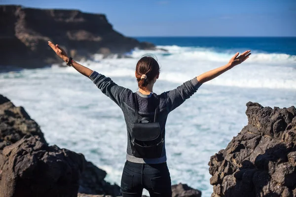 Libertà Viaggiatore Donna Con Braccia Alzate Godendo Oceano Concetto Successo — Foto Stock