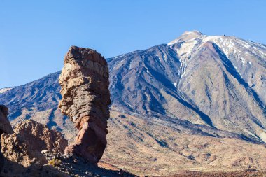 Benzersiz kaya oluşumu Roque Cinchado ve Pico del Teide Dağı yanardağ panoramik manzarasını güneşli bir günde, Teide Milli Parkı, Tenerife, İspanya. Seyahat hedef. Dağ arka plan