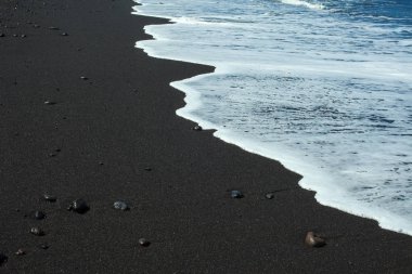 Beyaz okyanus köpük Tenerife, Kanarya Adaları, İspanya ile siyah kum plaj. Yaz tatili