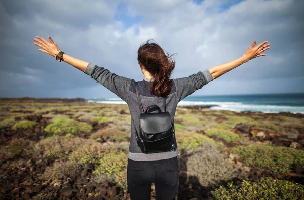 Mulher Feliz Com Mãos Para Cima Desfrutar Praia Oceânica Lanzarote — Fotografia de Stock