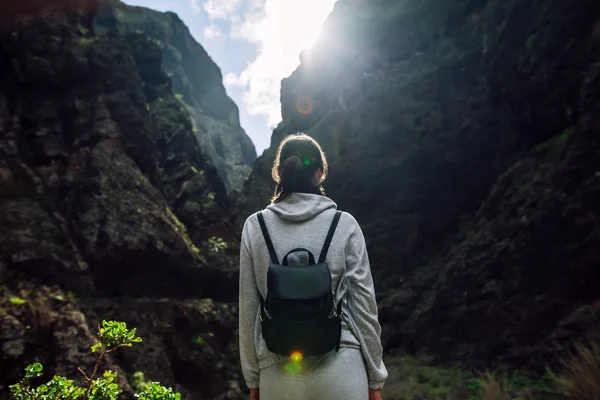 Mujer Viajera Disfrutar Increíble Paisaje Masca Gorge Durante Ruta Senderismo —  Fotos de Stock