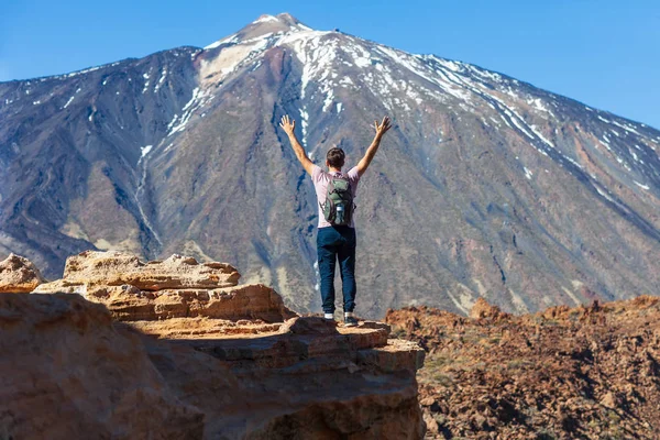 Happy Man Hiker Backpack Standing Edge Rock Raised Hands Enjoying — Stock Photo, Image