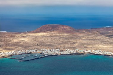 La Graciosa Island Mirador del Rio, Lanzarote, Kanarya Adaları, İspanya doğal görünümünü. seyahat hedef kavramı. Kuş bakışı 