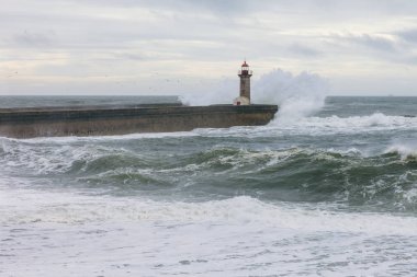 Fırtınalı denizde dalgalar eski deniz feneri. Umut kavramı