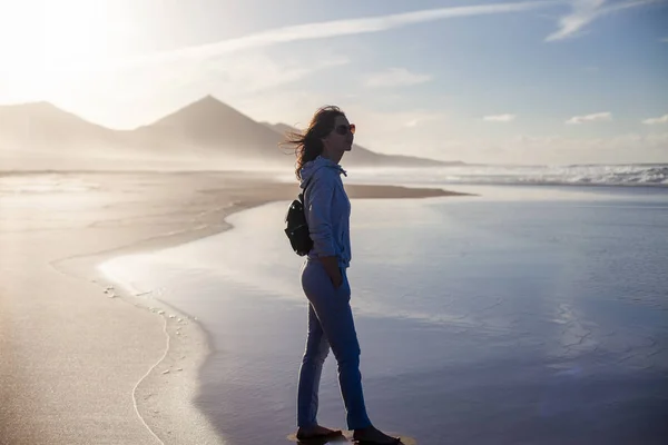 年轻美丽的妇女享受海洋日落 加那利群岛 西班牙 旅游理念 — 图库照片