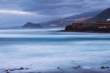 Garachico cityscape gece görünümü'sahil şeridi, Atlantik Okyanusu, Tenerife, Kanarya Adaları, İspanya
