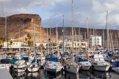 Teknelerden ve yat limanının Sunset'teki, Gran Canaria, İspanya