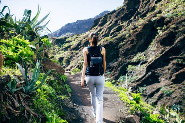 徒步旅行妇女在山 Masca 特内里费岛 加那利群岛 西班牙 — 图库照片