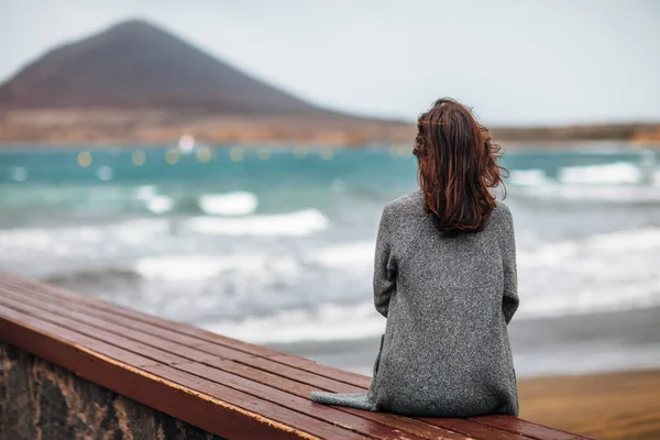 Visão Traseira Jovem Mulher Desfrutando Oceano Fuerteventura Ilhas Canárias Espanha — Fotografia de Stock