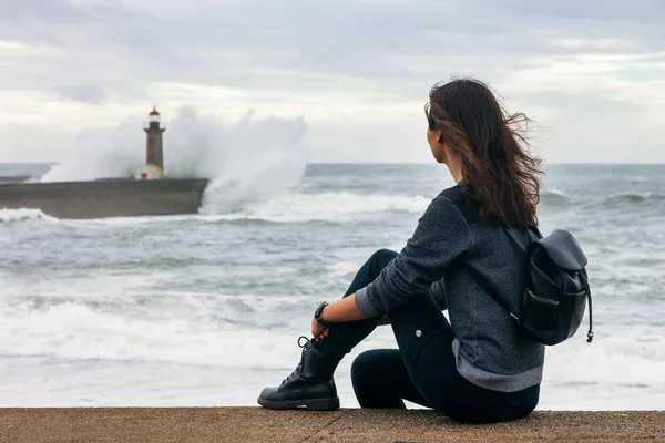 Gezgin Kadın Deniz Feneri Okyanus Manzara Porto Görmek — Stok fotoğraf