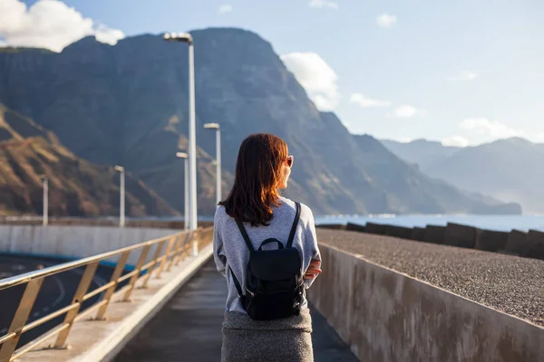 Kobieta Młody Podróżnik Ciesząc Się Ocean Chodzenie Nasyp Gran Canaria — Zdjęcie stockowe