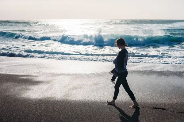 Junge Frau Leeren Schwarzen Sandstrand Lanzarote Spanien — Stockfoto