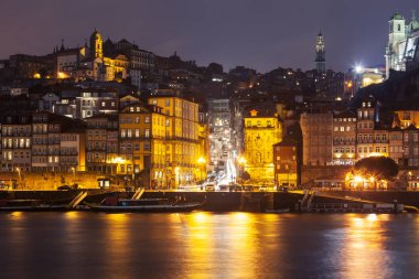 Gece cityscape su, Porto, Portekiz ışıkların yansıması ile. Arka plan seyahat
