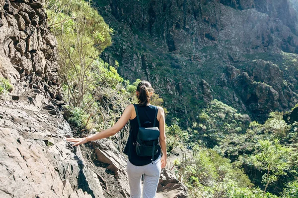 Kobieta Piesze Wycieczki Góry Dolina Masca Teneryfa Wyspy Kanaryjskie Hiszpania — Zdjęcie stockowe
