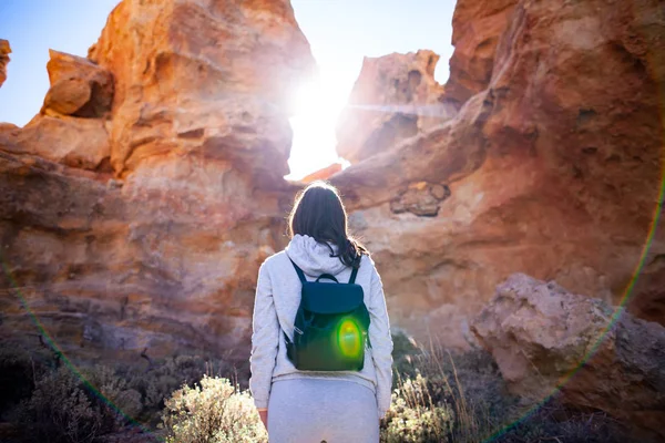 Mujer Viajera Disfrutar Pintorescas Montañas Cañón Retroiluminado Por Sol Concepto —  Fotos de Stock