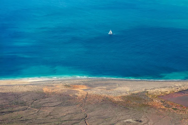 海表面空撮 鳥のカナリア島海岸 高級ヨットのビュー ドローンを目します 夏の休日の概念 — ストック写真