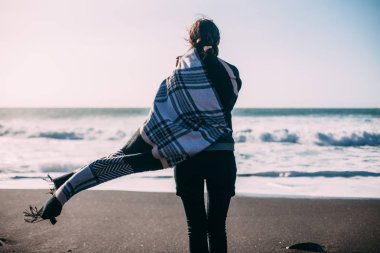 Arkadan görünüşü genç yalnız kadının okyanus. Depresyon
