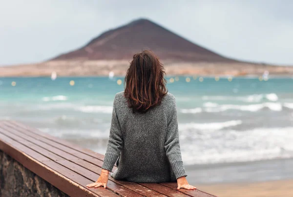 Widok Tyłu Młodą Kobietą Cieszyć Oceanu Zrelaksować Się Koncepcja Fuerteventura — Zdjęcie stockowe